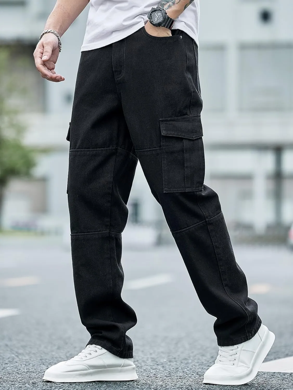 WDIRARA Men's Textured Cargo Jeans Straight Leg Denim Biker Pants with Multi Flap Pockets