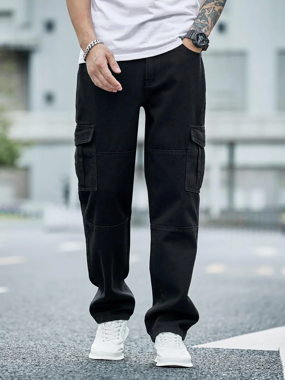 WDIRARA Men's Textured Cargo Jeans Straight Leg Denim Biker Pants with Multi Flap Pockets