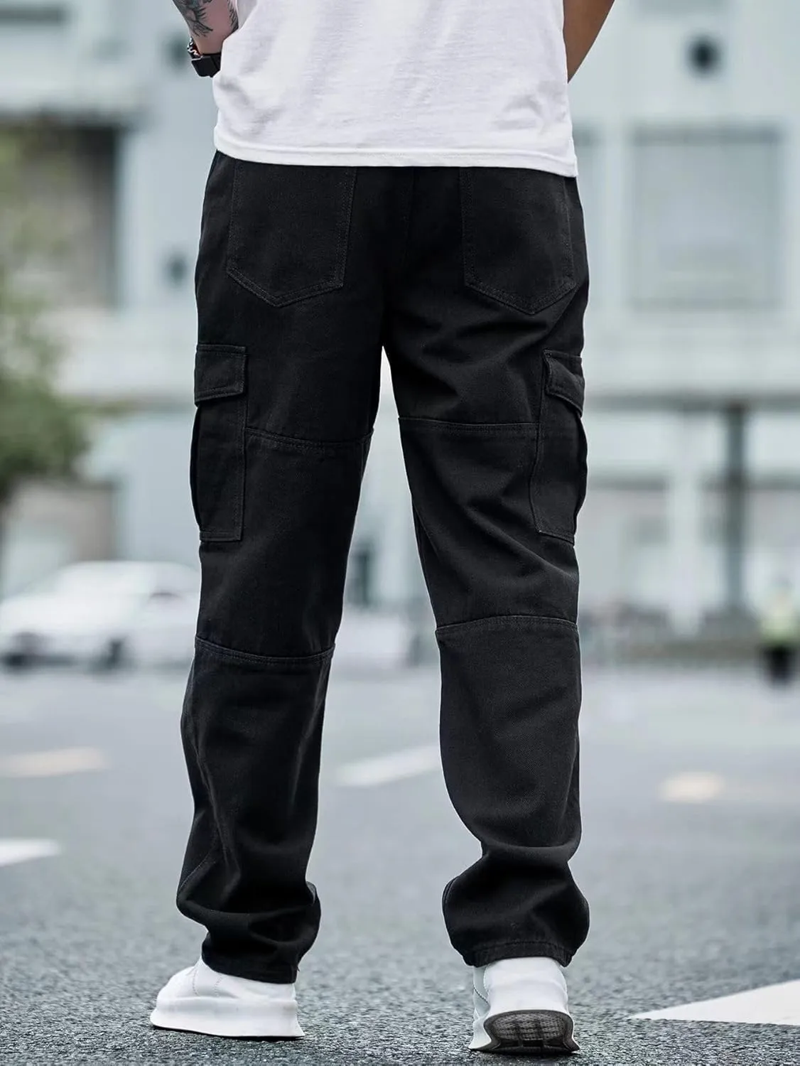 WDIRARA Men's Textured Cargo Jeans Straight Leg Denim Biker Pants with Multi Flap Pockets